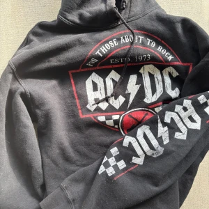 Intressekoll ACDC hoodie - Kom med bud! Jättefin men lite nopprig, står att det är M men skulle säga att det är en S
