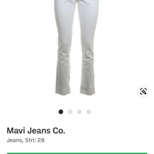 Vita bootcut jeans från Mavi Jeans Co. - Snygga vita jeans från Mavi Jeans Co. i bootcut-modell. Byxorna har klassisk femficksdesign och är tillverkade i ett mjukt bomullsmaterial med stretch för extra komfort. Perfekta för dig som gillar en stilren look med lite utsvängda ben.