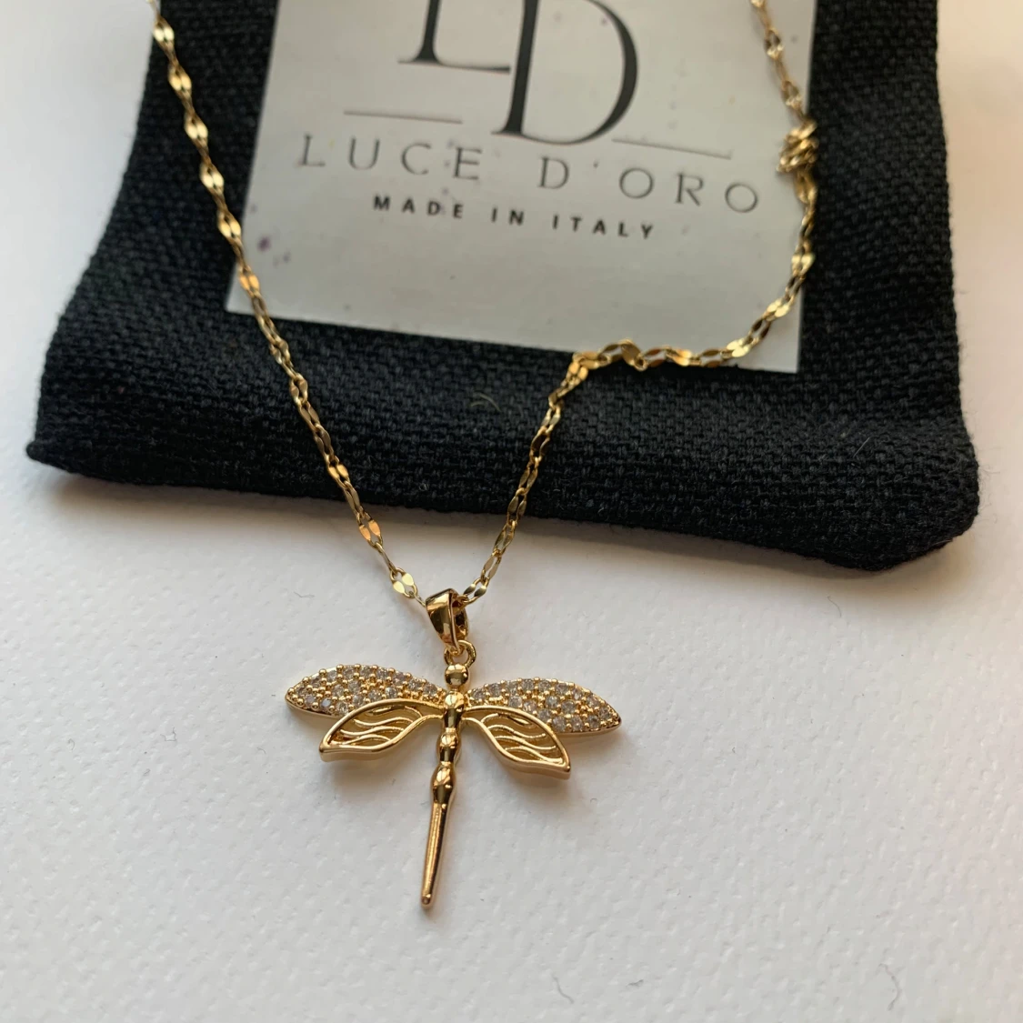 Guldfärgat halsband med trollslända Luce D'Oro - 1