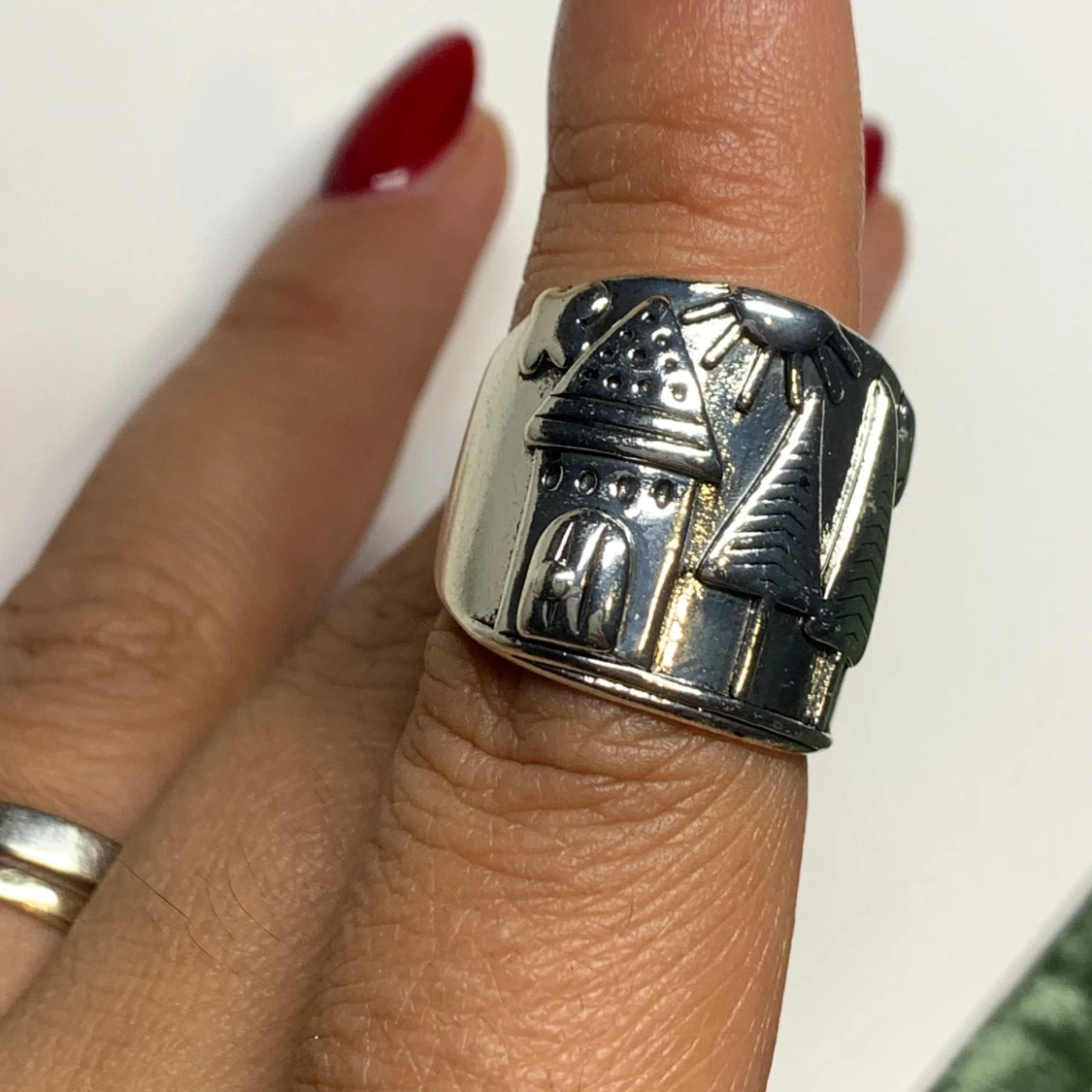 Bred silverring med hus och träd