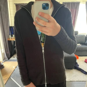 Blå slim jeans och svart zip tröja - Säljer ett par blå jeans med snygg tvätt och klassiska fickor. Och svart ziptröja Jeansen har en slim passform och normal midja, perfekta för dig som gillar en stilren look. Materialet är jeans och de har en lätt stretch för extra komfort.