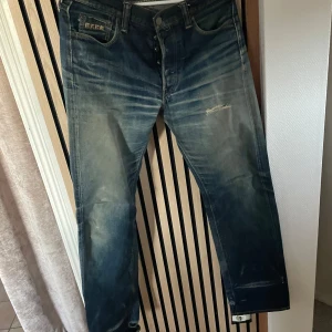 Full count selvedge jeans - Sjukt feta full count selvedge jeans med galen tvätt. Rak passform men bredare där nere. Dessa är sjukt sällsynta och finns knappt i Europa. Därav det dyra priset
