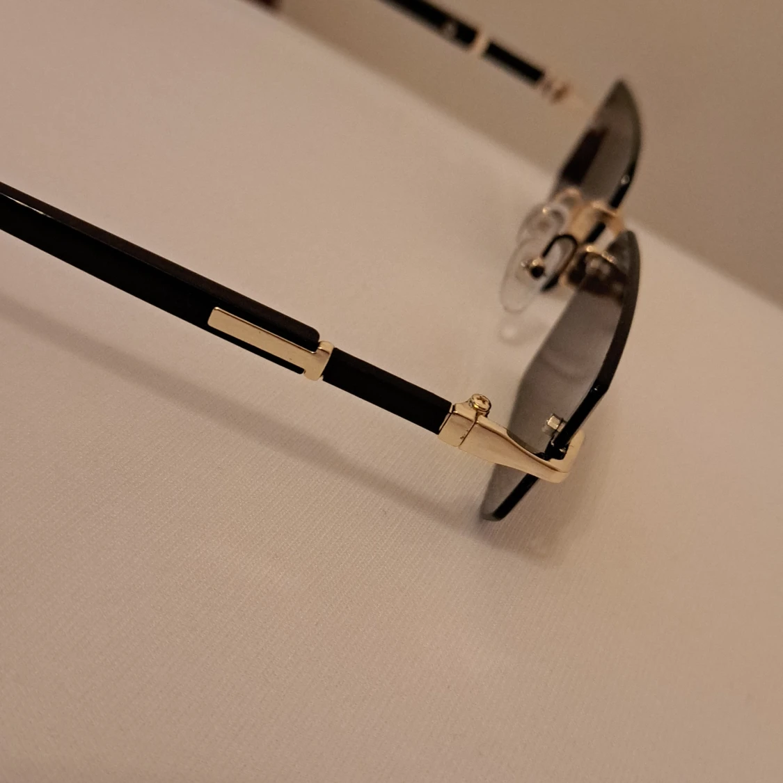 Svarta rektangulära solglasögon guld - 1