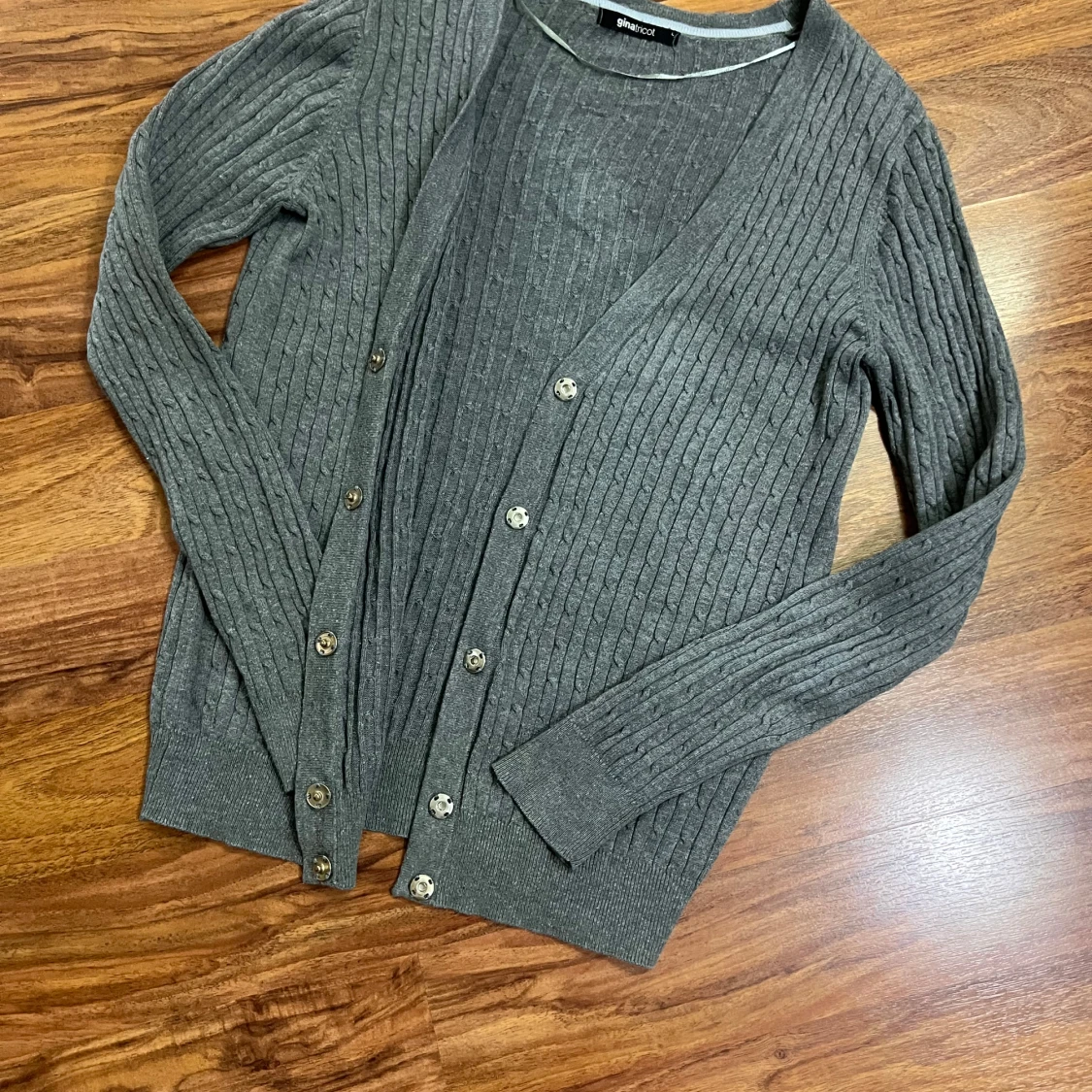 Grå ribbad kofta från Gina Tricot