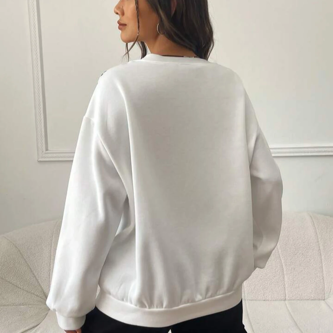 Vit sweatshirt med svart grafiskt tryck - 1