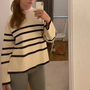 Randig beige stickad tröja - Säljer en beige stickad tröja med svarta horisontella ränder. Från vero Moda 