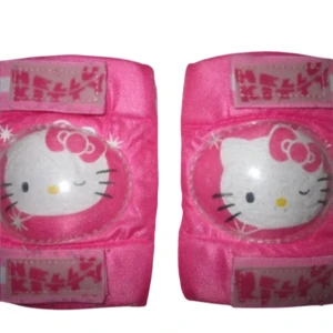 🌸 Hello Kitty Knäskydd 🌸 - Hello Kitty-skydd i storlek XS. Perfekt för knäna eller som armbågsskydd. 🎀 Kan användas både som skydd eller som en söt accessoar, och passar utmärkt för skate, cykel eller kawaii-styling. 🌸 Äkta Sanrio-licens