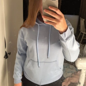 Ljusblå hoodie med huva - Säljer en ljusblå hoodie med huva och snörning. Från shein