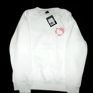 🍓Hello Kitty sweatshirt🍓 - Vit sweatshirt med färgglad Hello Kitty-design på framsidan & ryggen. 🍓 Storlek S (165/84A) – men upplevs som M, passar ca 165 cm