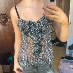 Leopardmönstrad volangtopp - Supersnyggt linne i meshmaterial, så fint men kommer tyvärr inte till användning. Gott skick! 