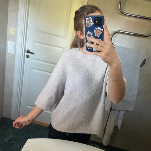 Beige tröja & Other Stories❤️ - Supermjuk beige tröja från & Other Stories❣️