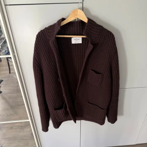 Mörkbrun stickad kofta från Gran Sasso L/52 - Säljer en  mörkbrun stickad kofta från Gran Sasso. Koftan har grov ribbstickning, tre framfickor och knäppning framtill. Perfekt för lager-på-lager och till höst- eller vinterstil. Snygg krage och långärmad modell. Köpt på Ströms för 3799 förra hösten, mitt pris 1999. Går att diskuteras vid en snabb affär! Tveka inte att höra av dig vid några frågor!