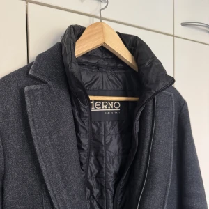 Herno jacka - Brand: Herno   Item: Jacket   Size: 46/M   Condition: 7.9/10 —  signs of wear   Retail: 18 000sek   Notes: high-end Italian outerwear.  