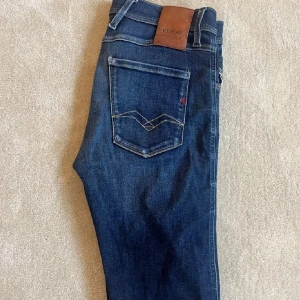 Replay jeans 30/32 - Snygga replay jeans i storlek 30/32. Använt sparsamt då de var lite för stora för mig. Nypris 1699kr pris kan diskuteras 