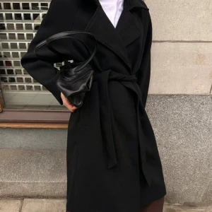 Svart kappa  - Säljer denna svarta kappan från NA-KD som tyvärr inte kommer till användning! Köptes för 1000kr 💕