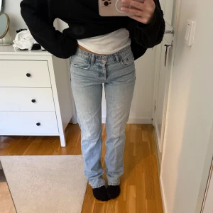 Ljusblå jeans - Ljusblå jeans i low waist! Köpt från Zara några år sen!😍