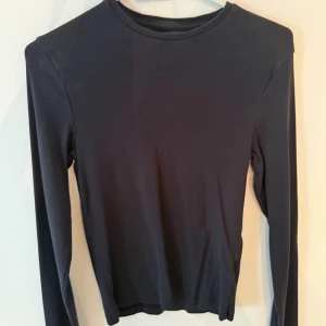 Svart långärmad topp från BikBok - En svart långärmad tröja från BikBok. Användt sällan 
