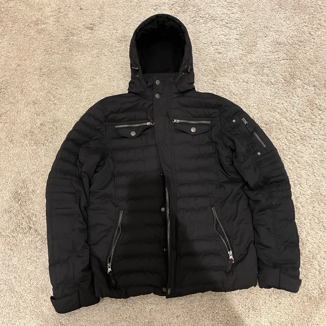 Svart quiltad jacka med huva - 2