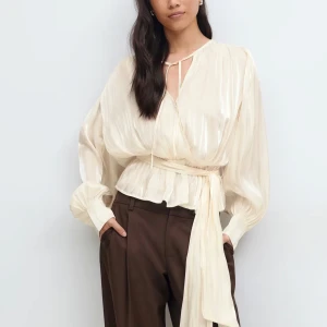 Finblus - Super fin oanvänd blus/topp från Ginatricot som är slutsåld. Storlek 36, prislapp kvar💗💗