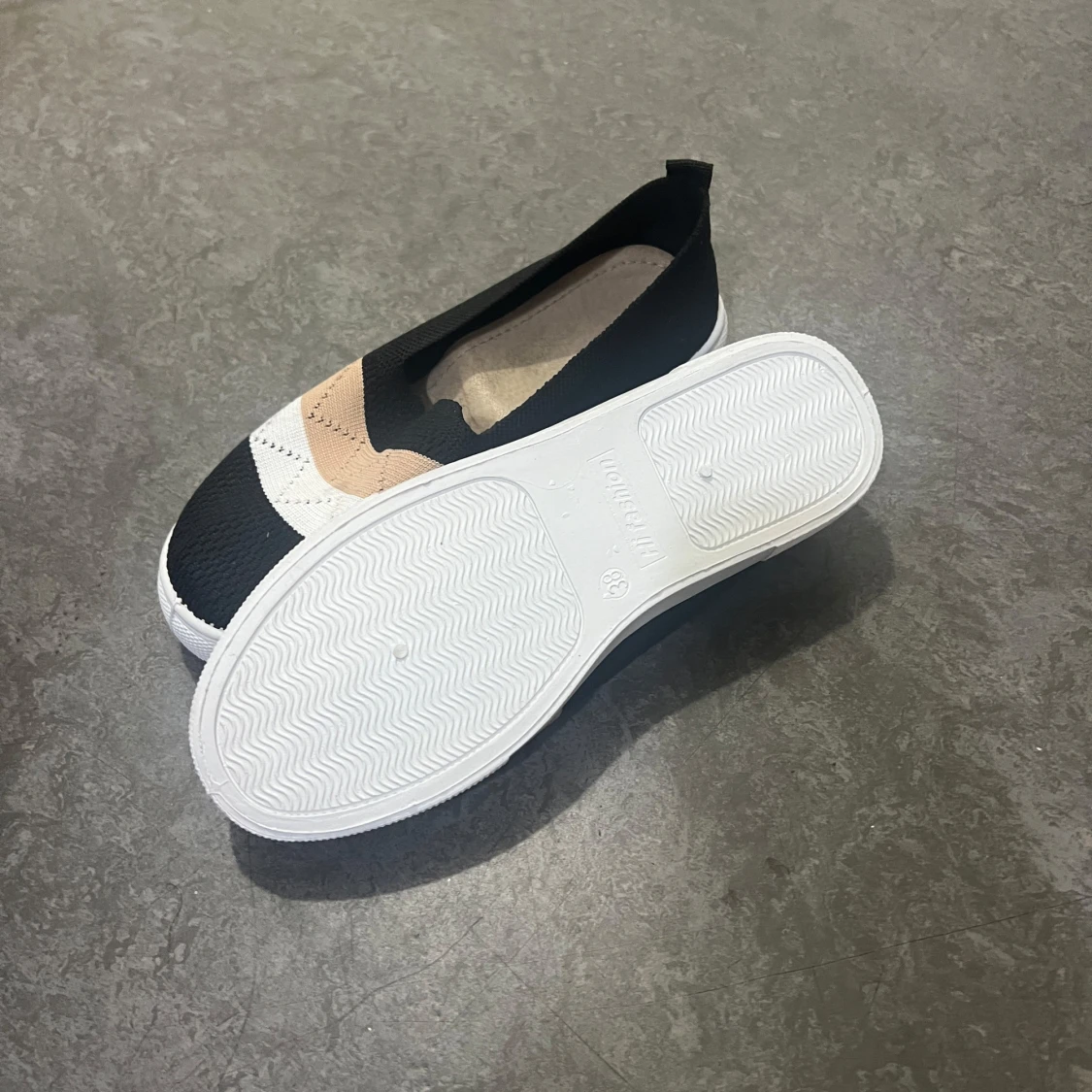 Svarta och beige ballerinaskor med mönster - 3