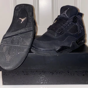 Air Jordan 4 Retro Black EUR 41 - Säljer ett par Air Jordan 4 Retro i helsvart färg. Fungerande QR kod (sista bilden)                          Använd ett fåtal gånger vid speciella tillfällen, står bara på skohyllan nu och vill bli av med dem därav priset.