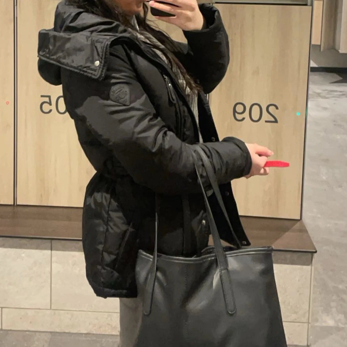 Svart pufferjacka med huva - 1