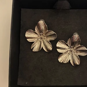 Silvriga blomformade örhängen - Snygga örhängen i form av blommor, oanvända