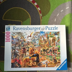 Ravensburger Puzzle 1000 Bitar - Djurmotiv - Utmanande och färgstarkt 1000-bitars pussel med massor av djur från hela världen. Perfekt för dig som gillar att klura och vill ha en snygg bild att hänga upp efteråt! Storlek ca 70 x 50 cm.