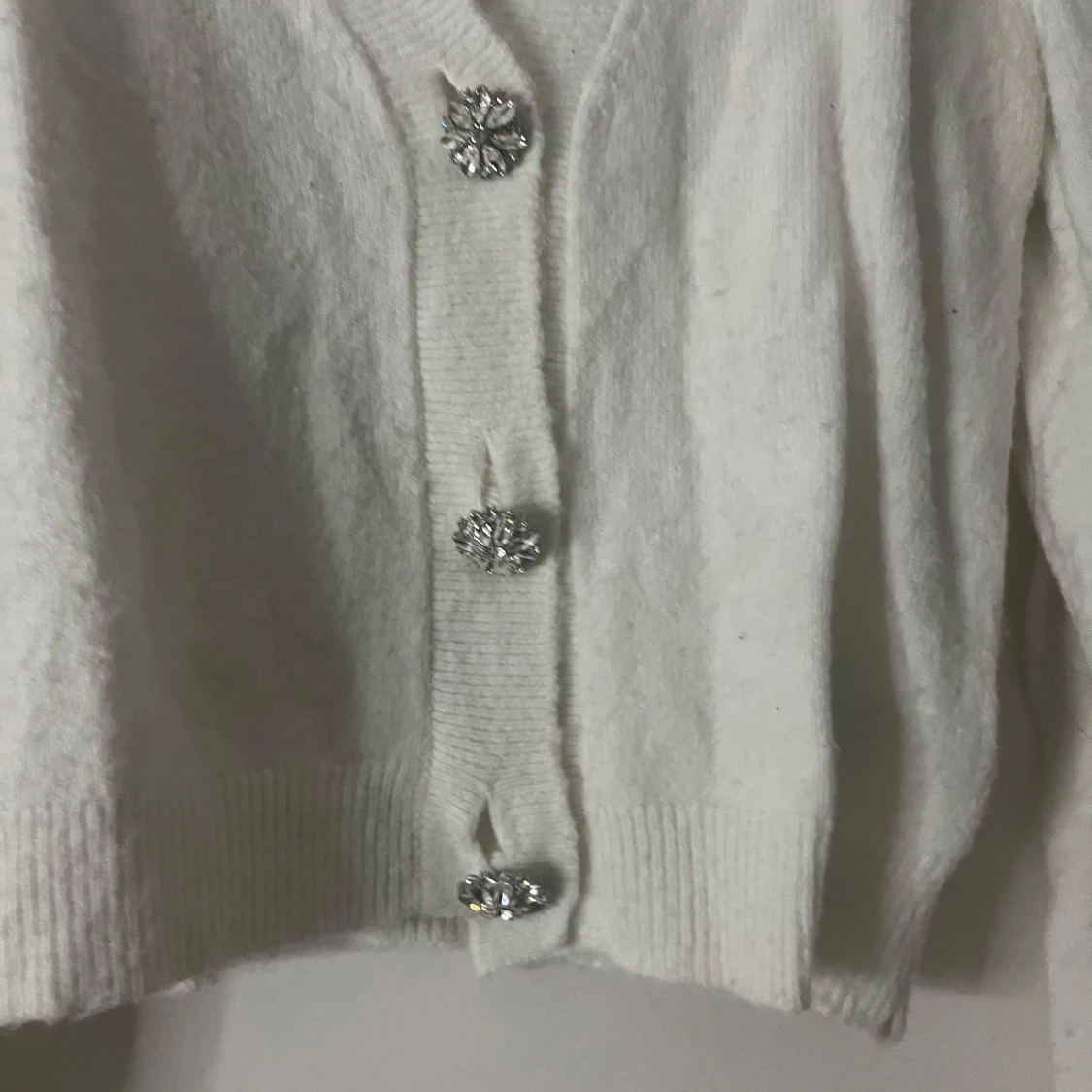 Vit kofta med glittriga knappar H&M - 2