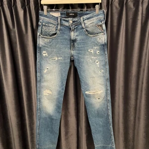 Replay anbass  - Replay anbass - skick 9/10, mycket fint skick - storlek: 30/32 - sjukt feta och eftertraktade jeans! Riktigt snygga slitningar! - nypris: 2199kr ish - hör av er vid frågor🙌