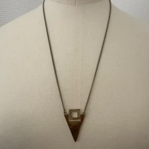 Guldigt halsband med geometrisk hänge - Krimskrams. Halsband. Hämtas i Hägersten om du vill slippa frakt. Var även uppmärksam på när Plick erbjuder fraktfritt ibland på dyrare plagg. Följ mig gärna. Har mycket att lägga ut i olika storlekar! 