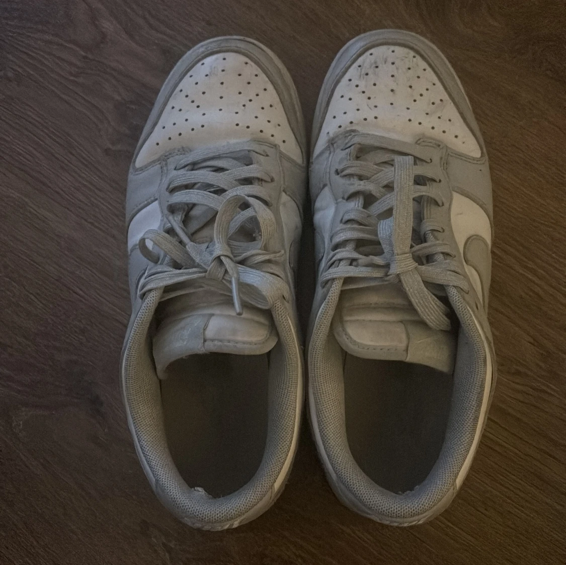 Nike Dunk Low i grå och vitt - 4