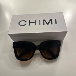 Bruna CHIMI modell 08 - Snygga solglasögon från CHIMI i modell 08