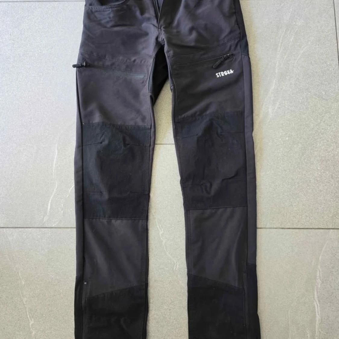 Svarta cargopants från Ströyk