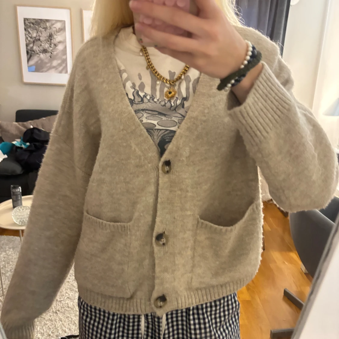 Beige kofta från AWARE med fickor