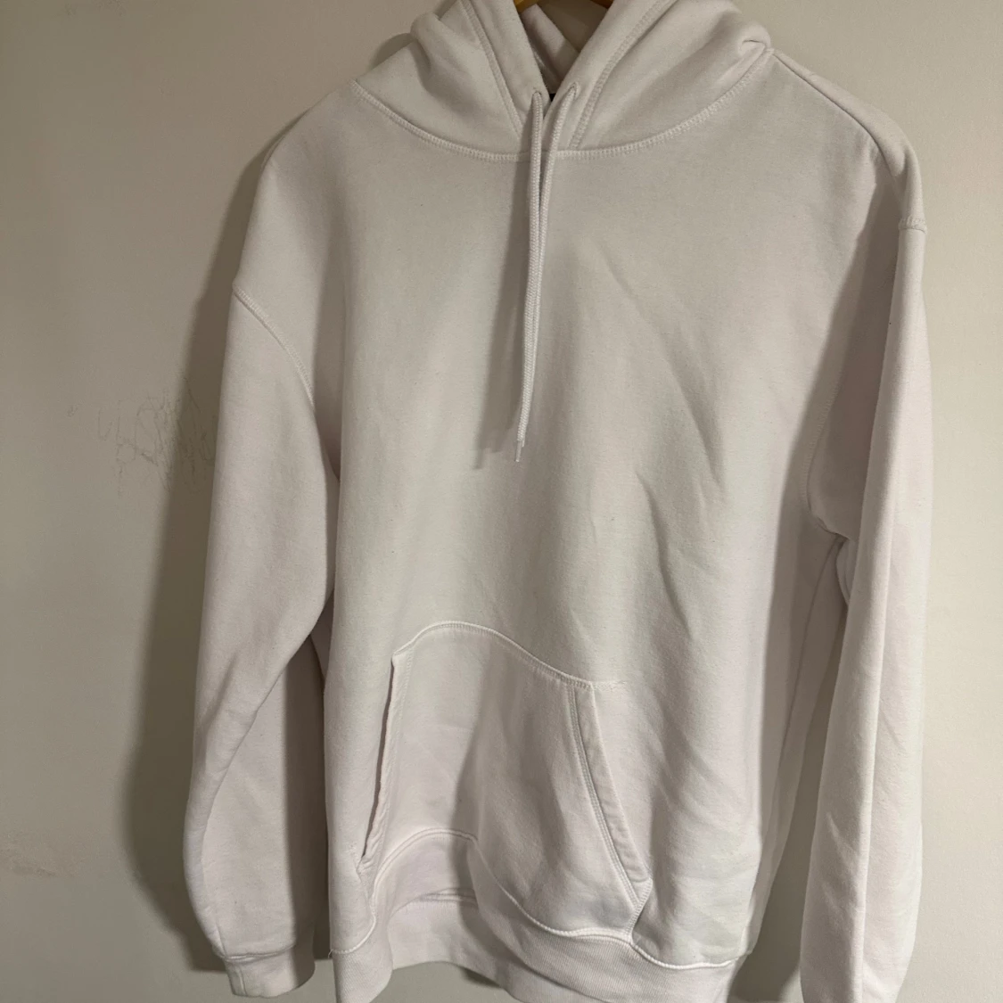 Grå och vit hoodie med huva - 3