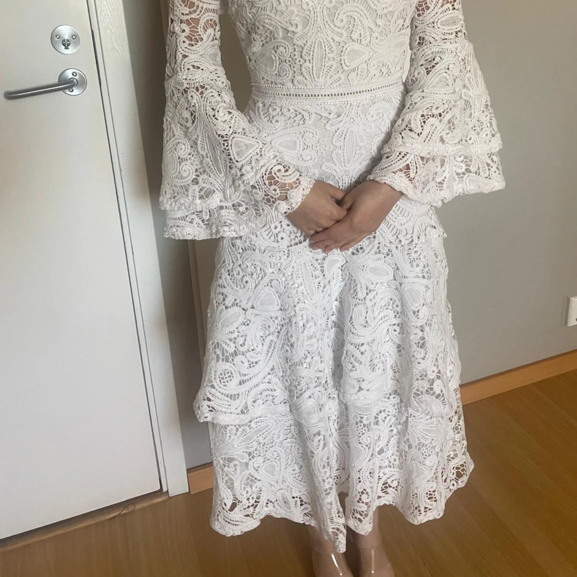 Vit spetsklänning med volangärmar - 4
