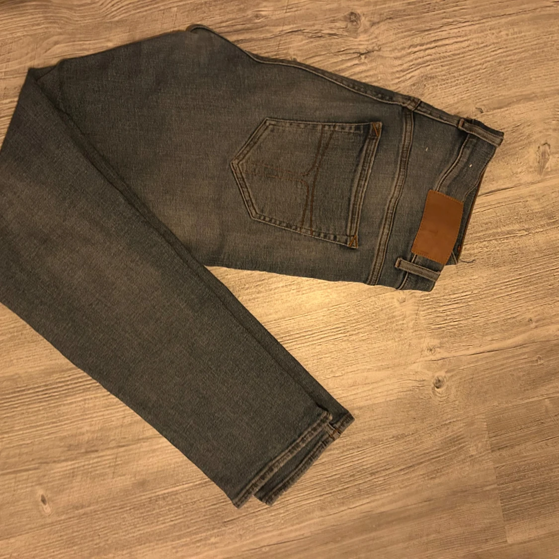 Blå jeans med raka ben