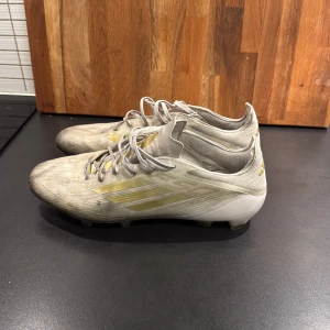 Adidas f50  - Tja säljer nu mina vit guldiga adidas f50 fotbollsskor! Sjukt snygga och slutsålda! Fint skick men använda mycket och lite svarta och så från konstgräset. Köpta för 3000 på unisont men säljer för 699! Sjukt bra pris! Skirv via frågor!