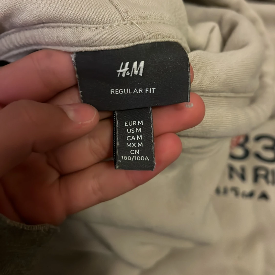 Beige hoodie Sully's från H&M - 2