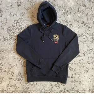 Morris hoodie - Säljer denna rikigt feta Morris hoodien!⭐️ Storlek : S!🤝Skick : 9,5/10!👍Hör gärna av er om ni har funderingar!🙌