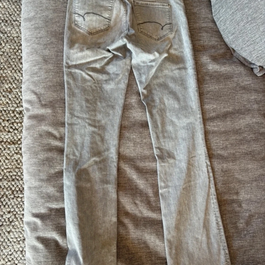 Ljusgrå bootcut jeans från Mavi - 1