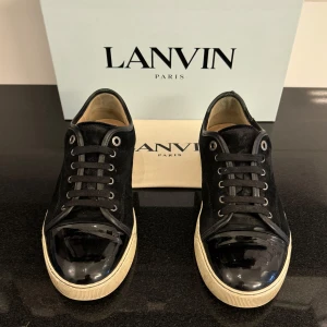 Lanvin Skor - Feta Lanvin skor i svart | UK 7 som motsvarar ca 41-42 | Dem är i ett bra skick med vissa tecken av användning | Lanvin-dustbag följer med | Tveka inte att kontakta oss vid minsta fundering!