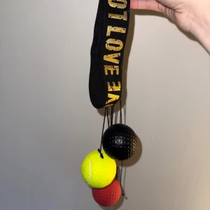 Till träning/lek - Till träning/lek. Sätt bandet på huvudet och välj en boll, sedan boxar du i väg bollen och när den kommer tillbaka så fortsätt boxa.