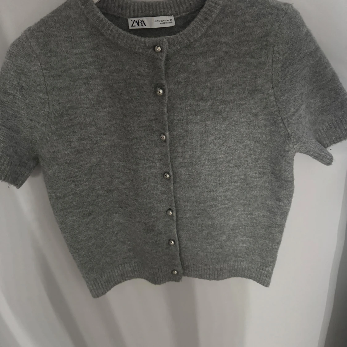 Grå kofta från Zara med pärlknappar
