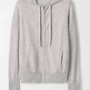 Soft goat zip - Säljer denna gråa zip hoodien från soft goat i färgen grå. Den har två efekter: ett litet hål o armhålan och två små hål på underarmen. Det går såklart att sy men det syns inte eftersom det inte är på ”framsidan”💓pris kan diskuteras!