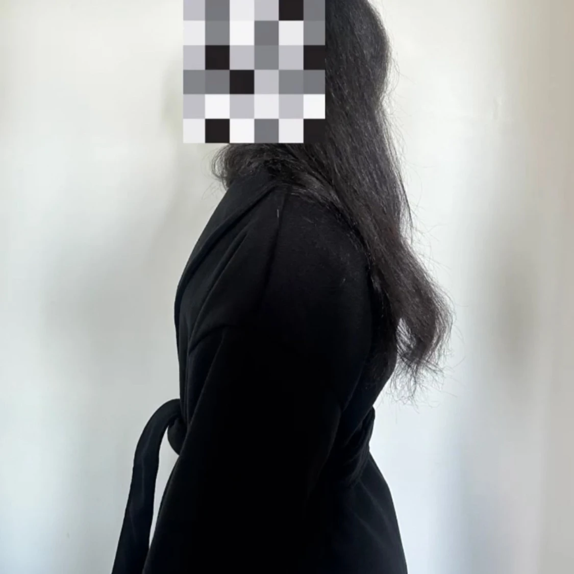 Svart kappa med pälsdetaljer och bälte - 2