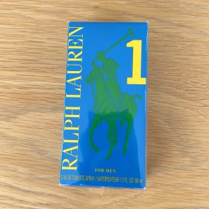Ralph Lauren  1 50ml - Fräsch och sportig eau de toilette för män från Ralph Lauren. Volym: 50 ml. Ingredienser: alcohol denat., aqua/water, parfum/fragrance, limonene, linalool, alpha-isomethyl ionone, citral, BHT, benzyl benzoate, coumarin, hydroxycitronellal, geraniol, benzyl alcohol, citronellol. Tillverkad av Ralph Lauren Fragrances, New York.