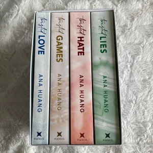 Twisted series - Twisted series av Ana Huang, Twisted Love, Twisted Games, Twisted Hate och Twisted Lies. Böckerna är i nyskick och är inte läst något förutom den första och den andra boken. 