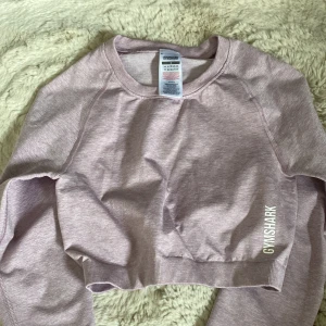 Ljuslila träningströja  - Från Gymshark. Storlek S. Tight passform. 